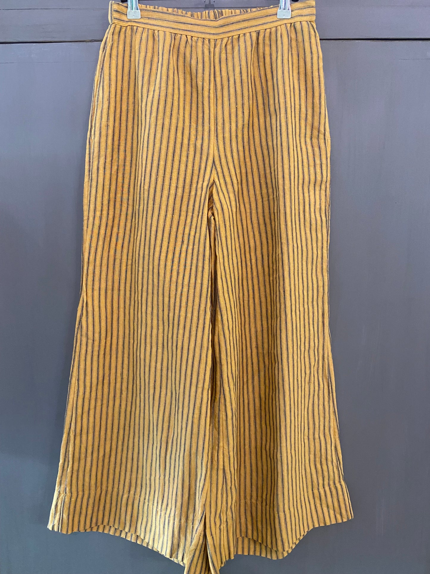 Completo in Lino colore ocra gessato grigio