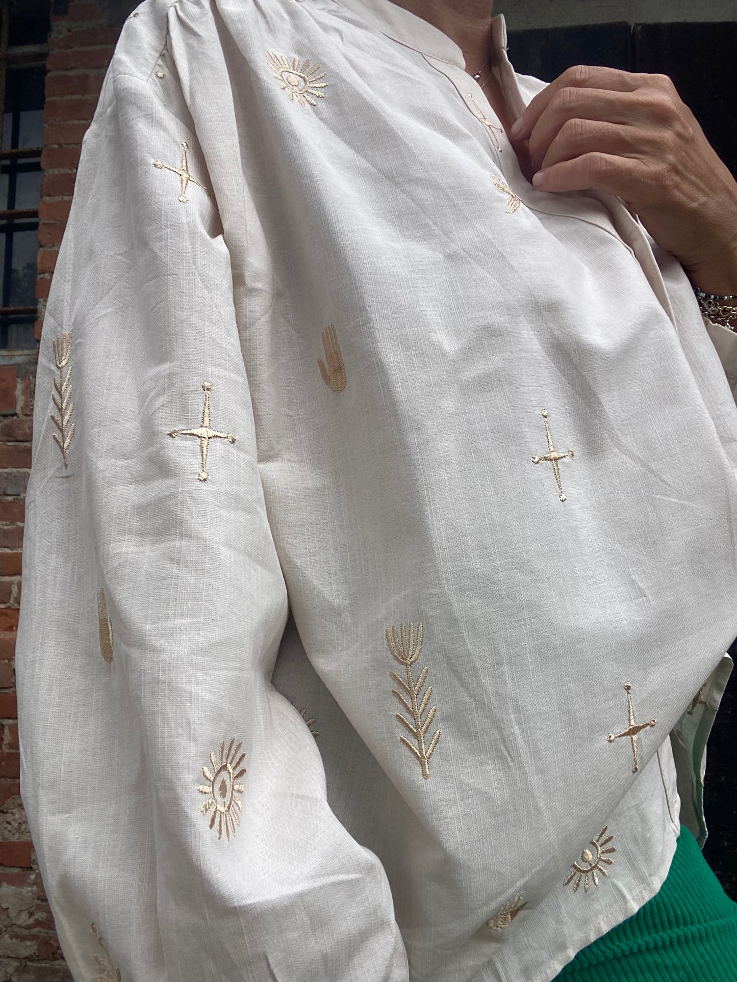 Adèle camicia cotone bianco sporco ricami oro