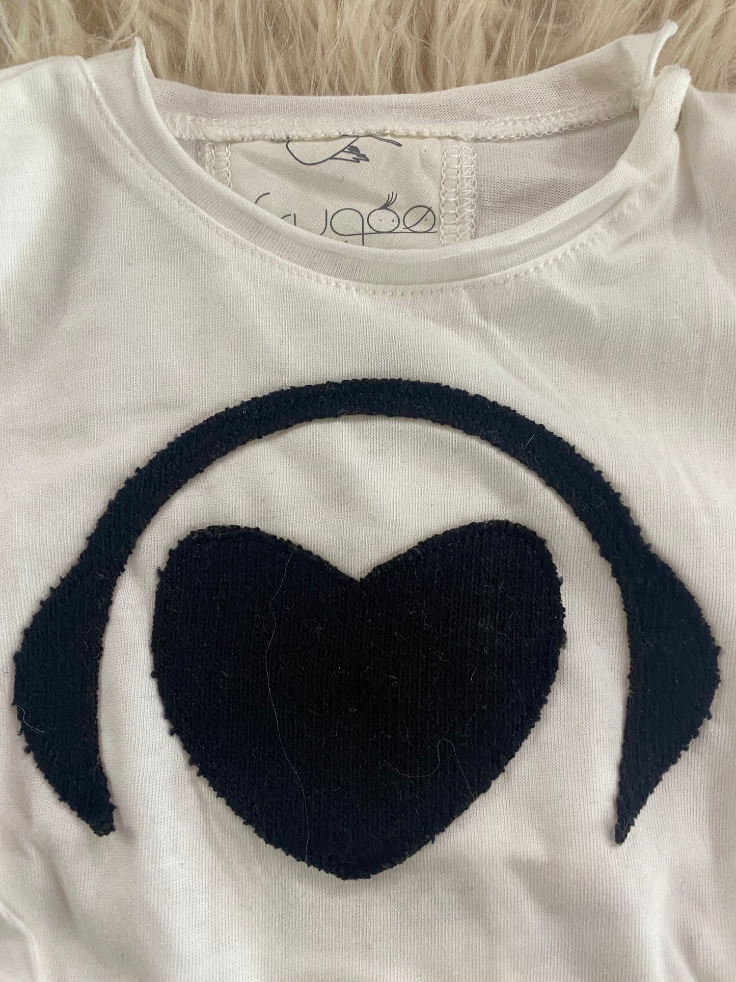 T-shirt jersey cotone bianco applicazione davanti cuore nero