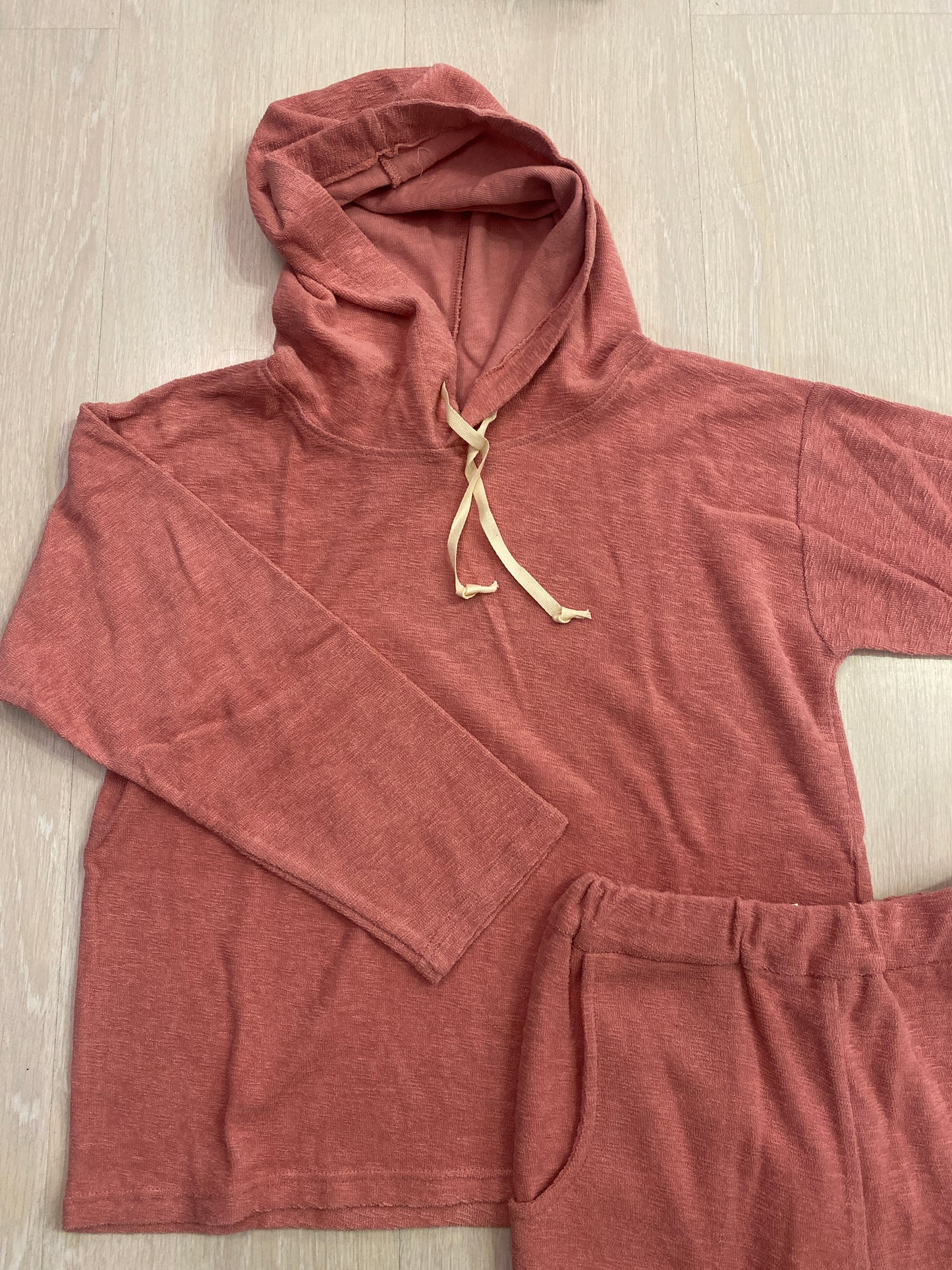 Completo in simil spugna di cotone colore fragola