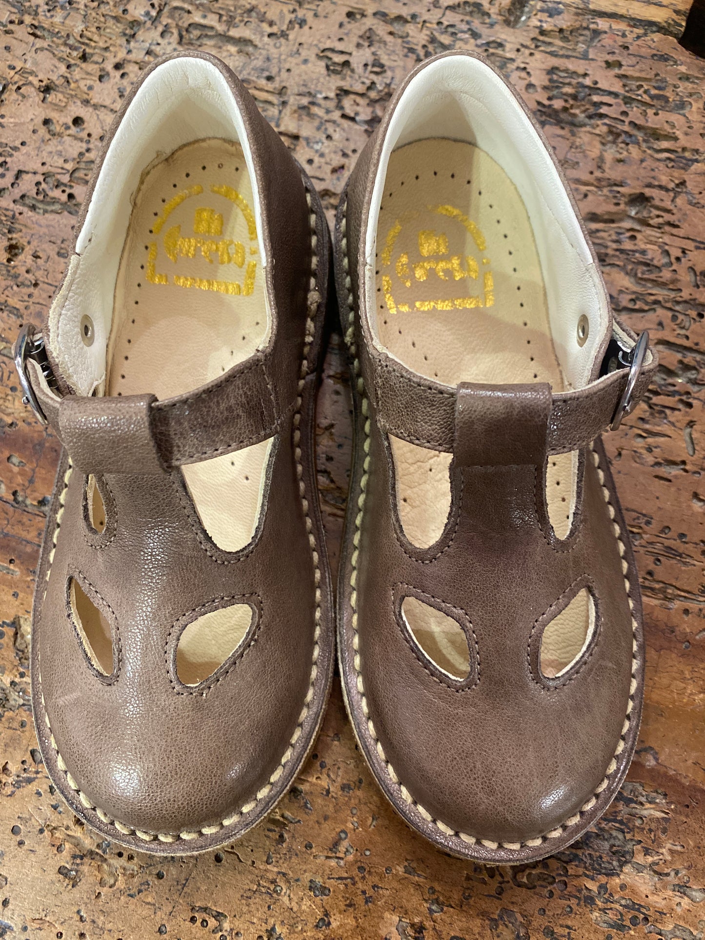 Scarpe con gli occhi colore tortora