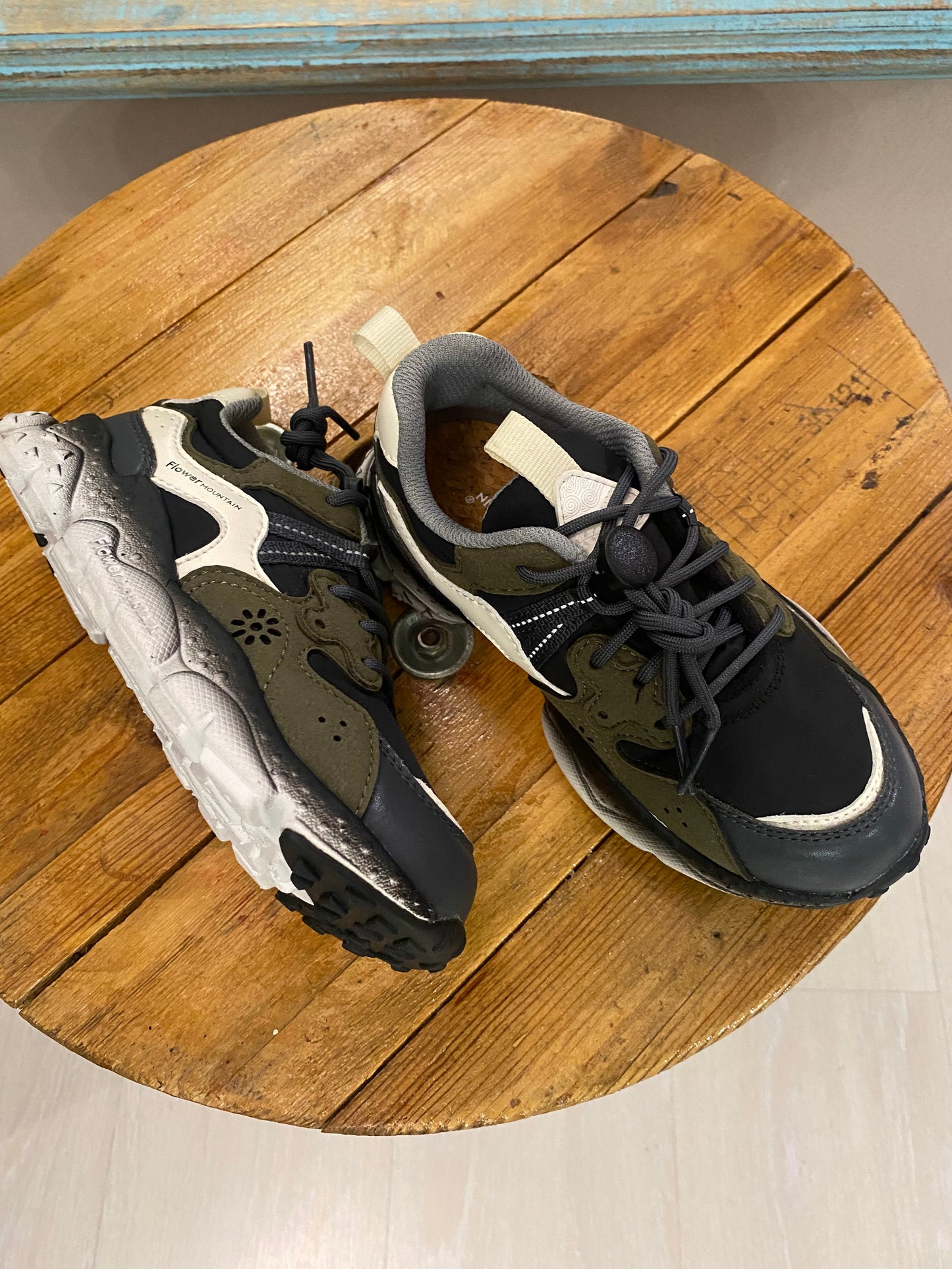 Sneakers in tessuto e ecopelle nero militare