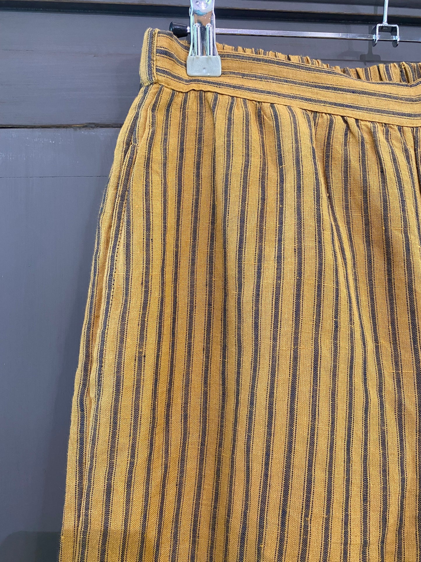 Completo in Lino colore ocra gessato grigio