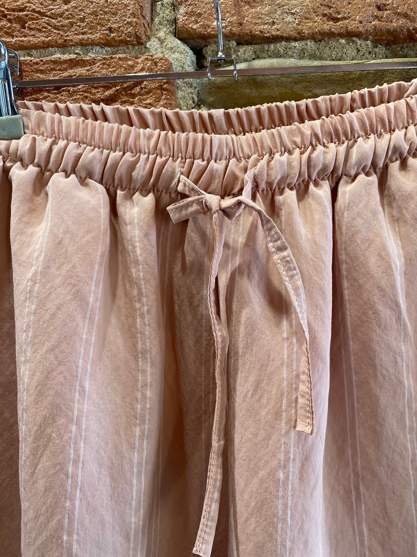 Pantalone Bubble rosa polvere gessato panna