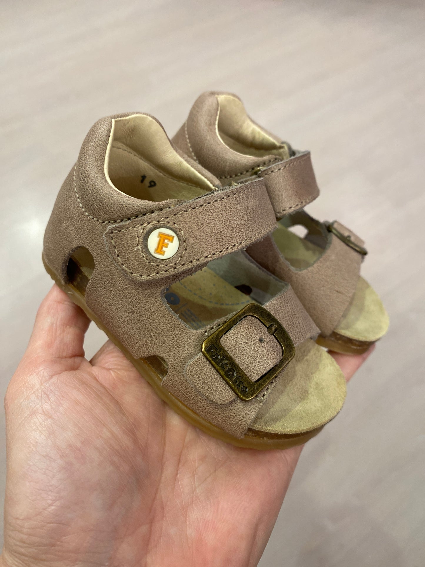 Sandali in pelle colore taupe