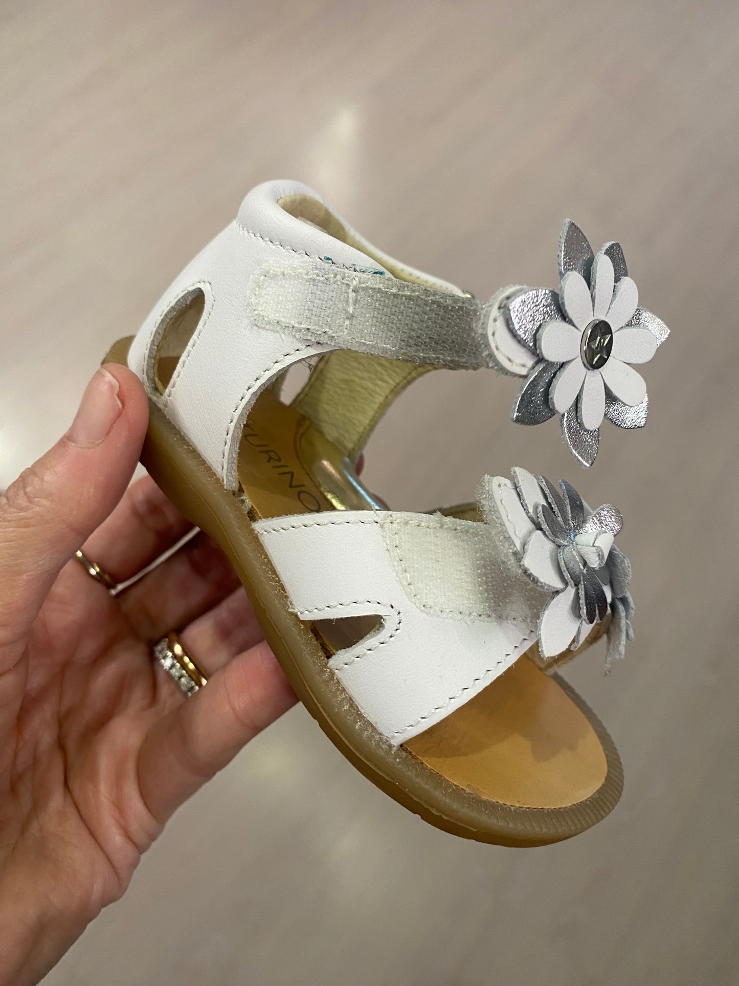 Sandalini in pelle colore bianco