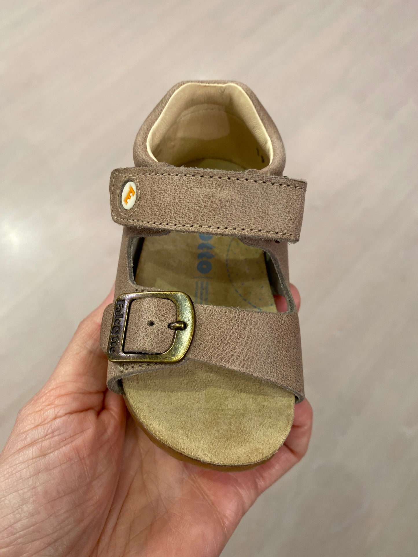 Sandali in pelle colore taupe