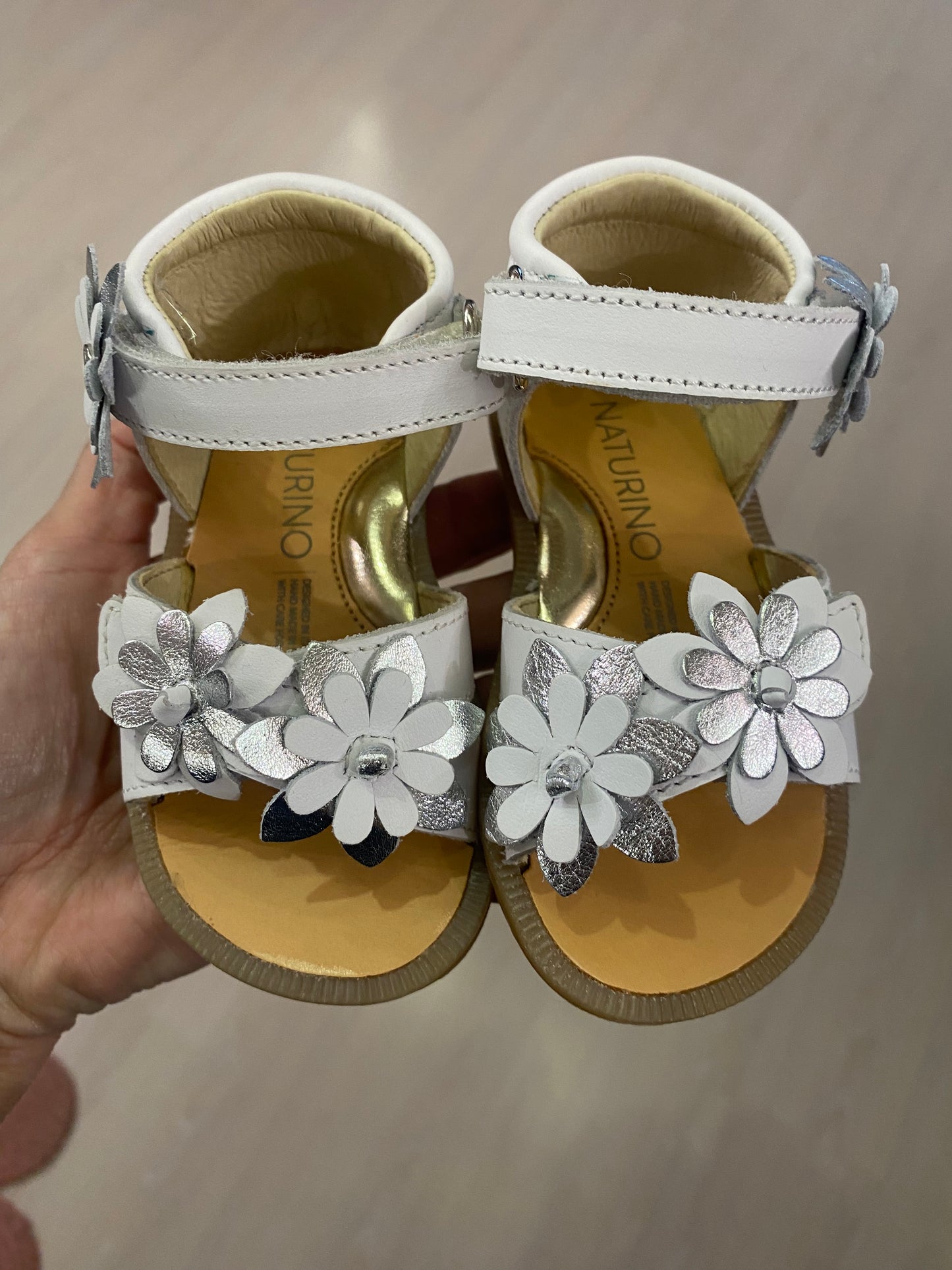 Sandalini in pelle colore bianco