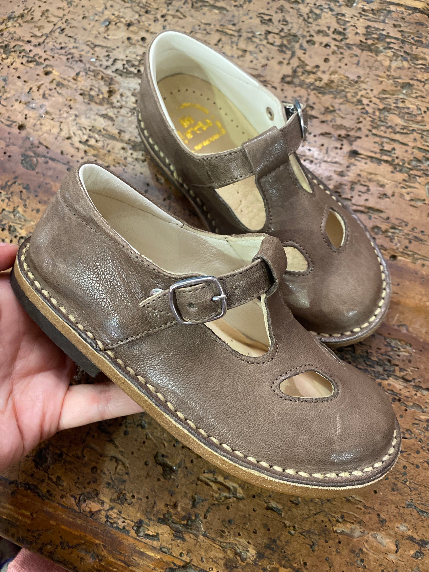 Scarpe con gli occhi colore tortora