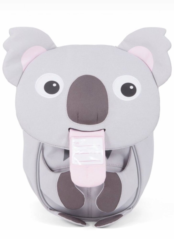 Parte della linea Small Water Friends del marchio tedesco Affenzhan, questo bellissimo zainetto per l’asilo farà impazzire qualunque bambino e piacerà anche agli adulti perché eco-friendly e ricco di dettagli tecnici di alta qualità! Piccolo ma capiente (4 litri di capacità), non è solamente un semplice zainetto, ma anche un fantastico compagno di giochi, un amico di mille avventure e un giocattolo 3D che stimolerà la fantasia, aiuterà la manualità e incoraggerà i bambini ad inventare infinite storie!