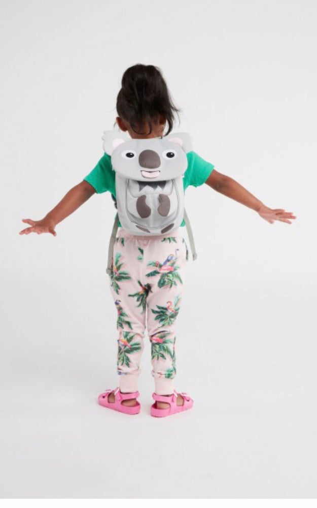 Parte della linea Small Water Friends del marchio tedesco Affenzhan, questo bellissimo zainetto per l’asilo farà impazzire qualunque bambino e piacerà anche agli adulti perché eco-friendly e ricco di dettagli tecnici di alta qualità! Piccolo ma capiente (4 litri di capacità), non è solamente un semplice zainetto, ma anche un fantastico compagno di giochi, un amico di mille avventure e un giocattolo 3D che stimolerà la fantasia, aiuterà la manualità e incoraggerà i bambini ad inventare infinite storie!