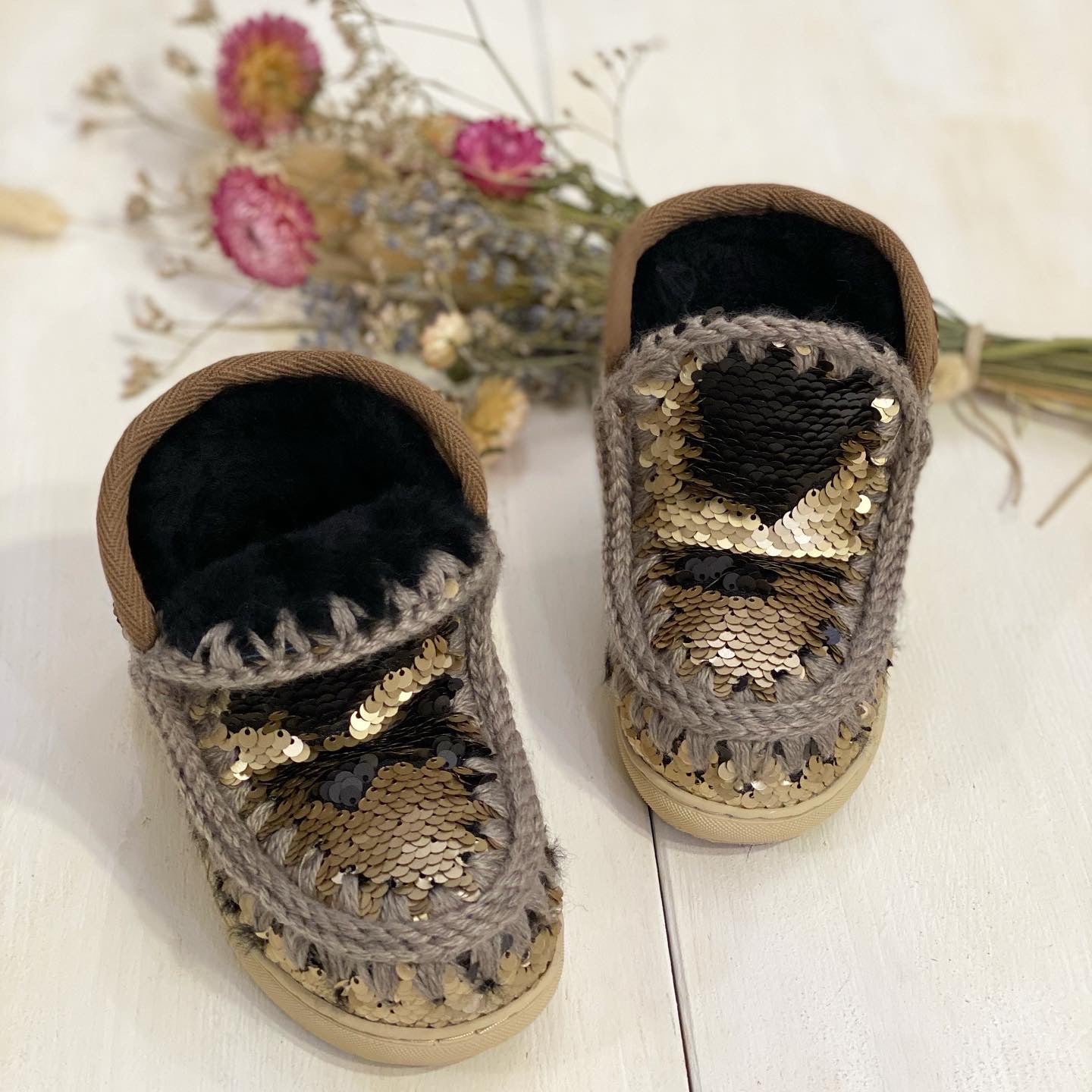 Novità di questa stagione, la bellissima eskimo sneaker big logo rappresenta il mix perfetto tra il classico e iconico eskimo e una sneaker alla moda.