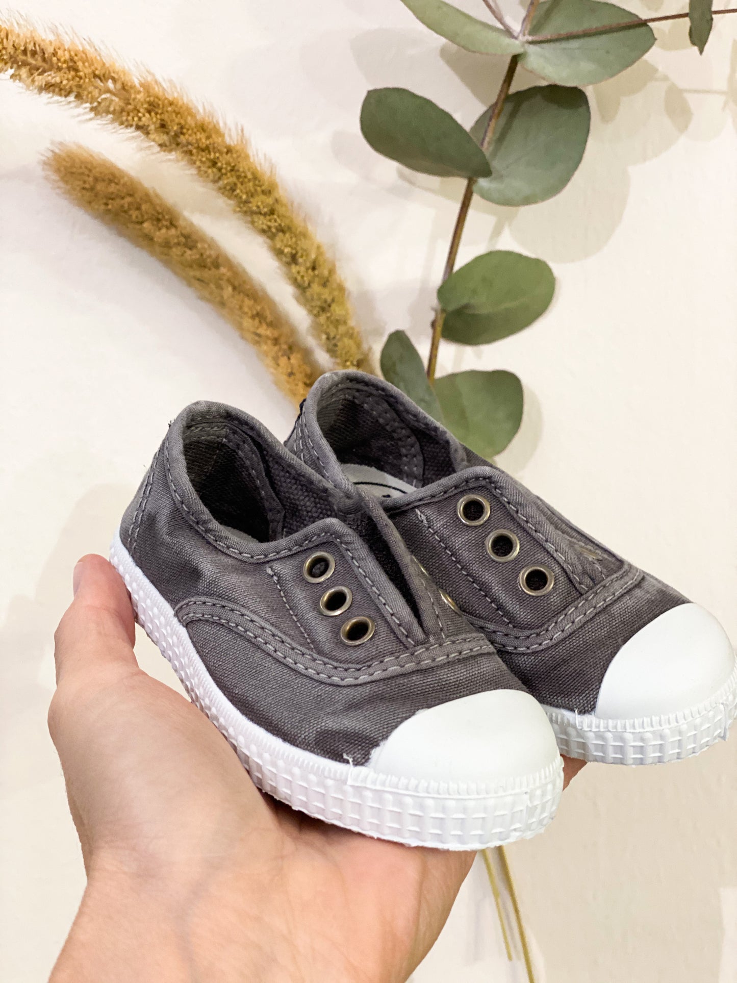 Comode e versatili sneakers bianche con iconico logo sul retro firmate Chipie.