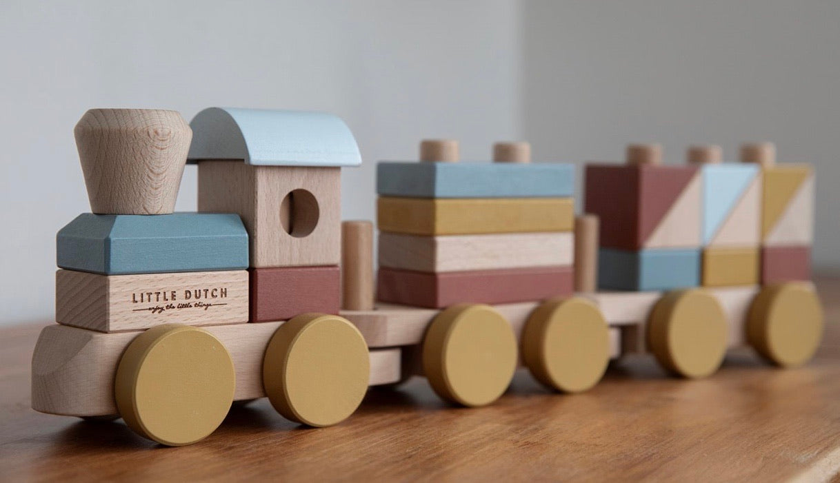 Tutti a bordo! Ecco il bellissimo treno di legno della collezione Pure & Nature di Little Dutch.