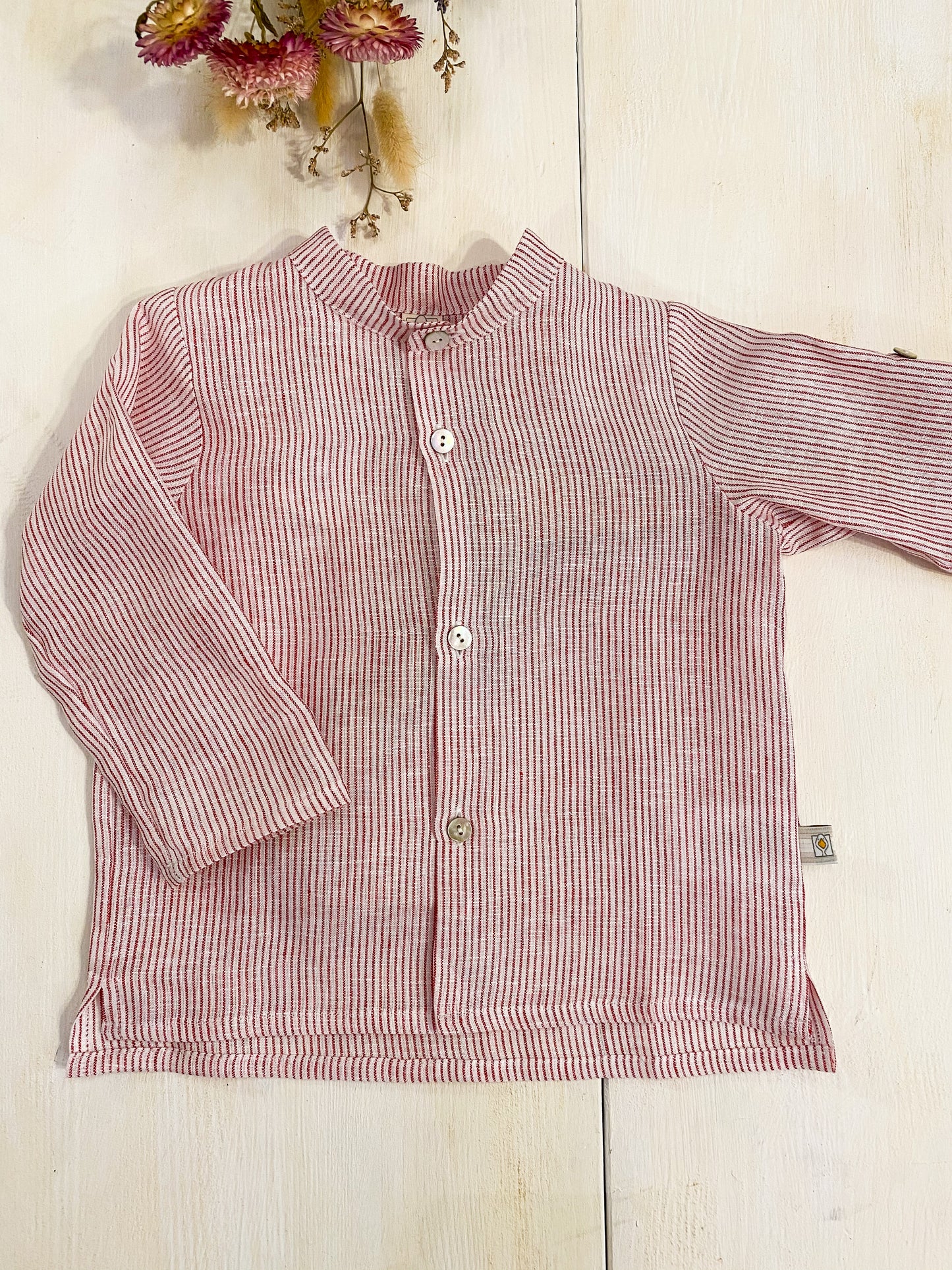 Fresca e traspirante camicia in puro lino per bimbo riga rossa, il tessuto fresco e traspirante è molto resistente ai lavaggi.