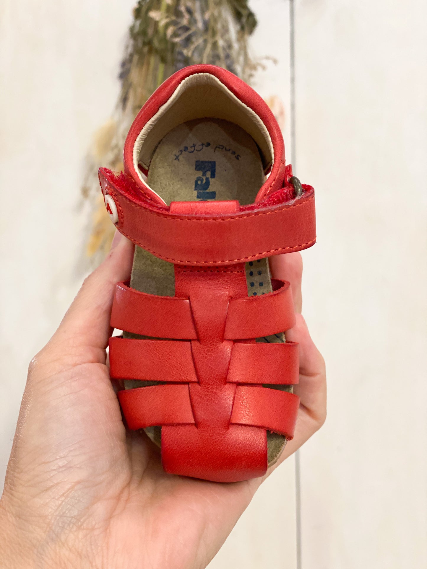 Sandalini a gabbietta in pelle colore rosso