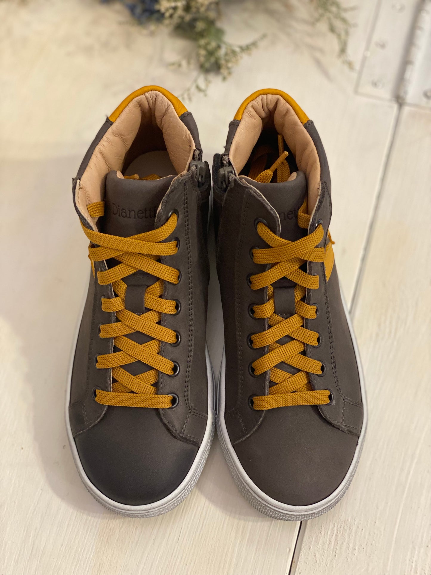 DIANETTI sneakers alta per bambino in pelle colore taupe e giallo