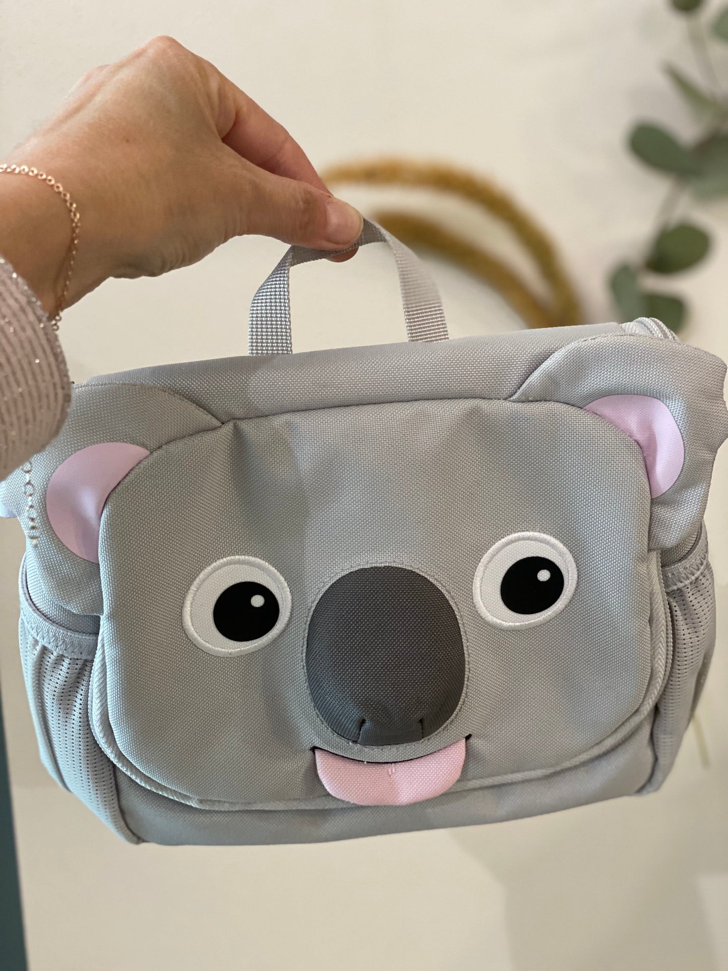 Un bellissimo accessorio che farà impazzire tutti i bambini, ideale per portare spazzolino, deodorante o salviette.