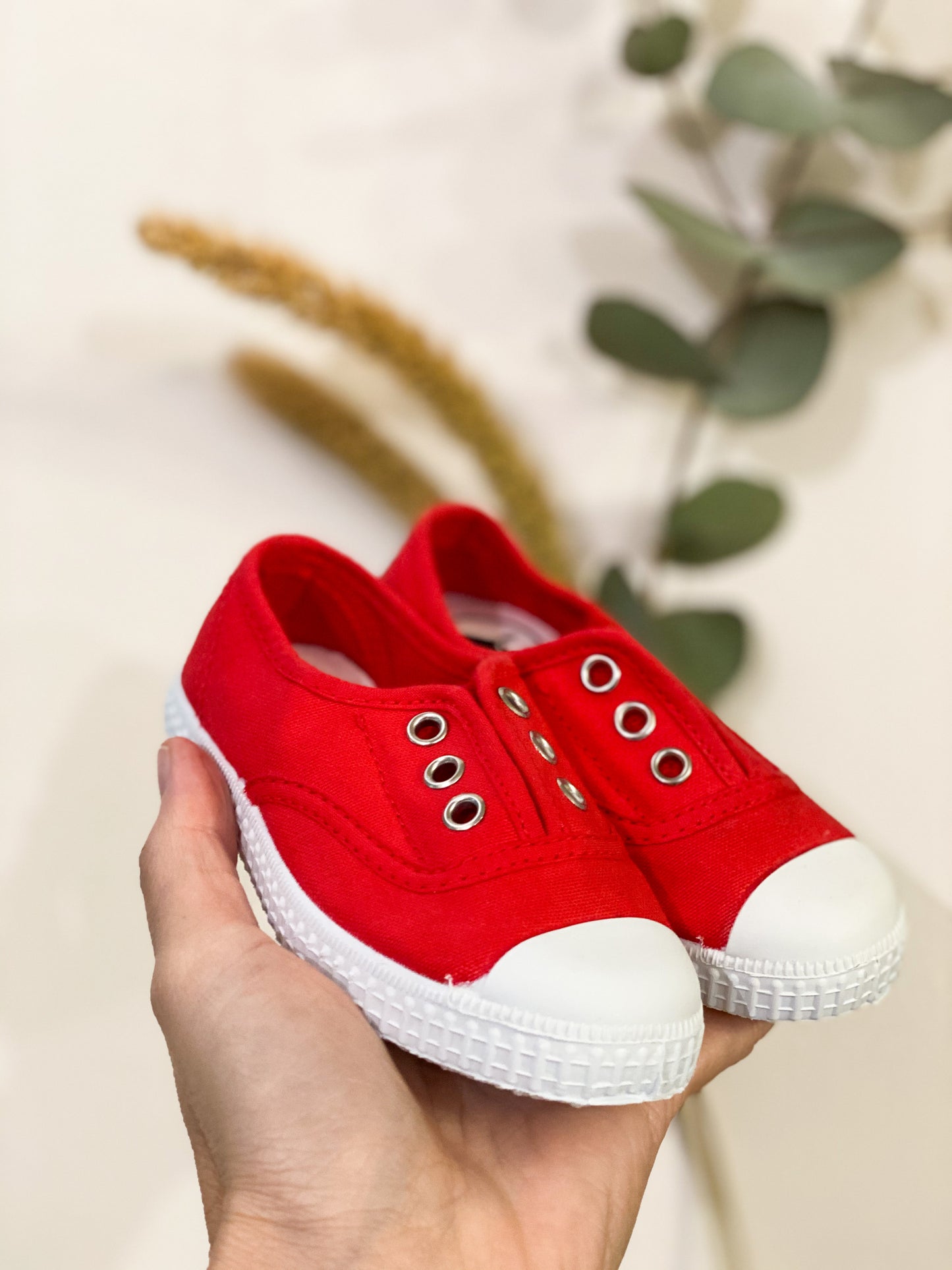 Comode e versatili sneakers bianche con iconico logo sul retro firmate Chipie.