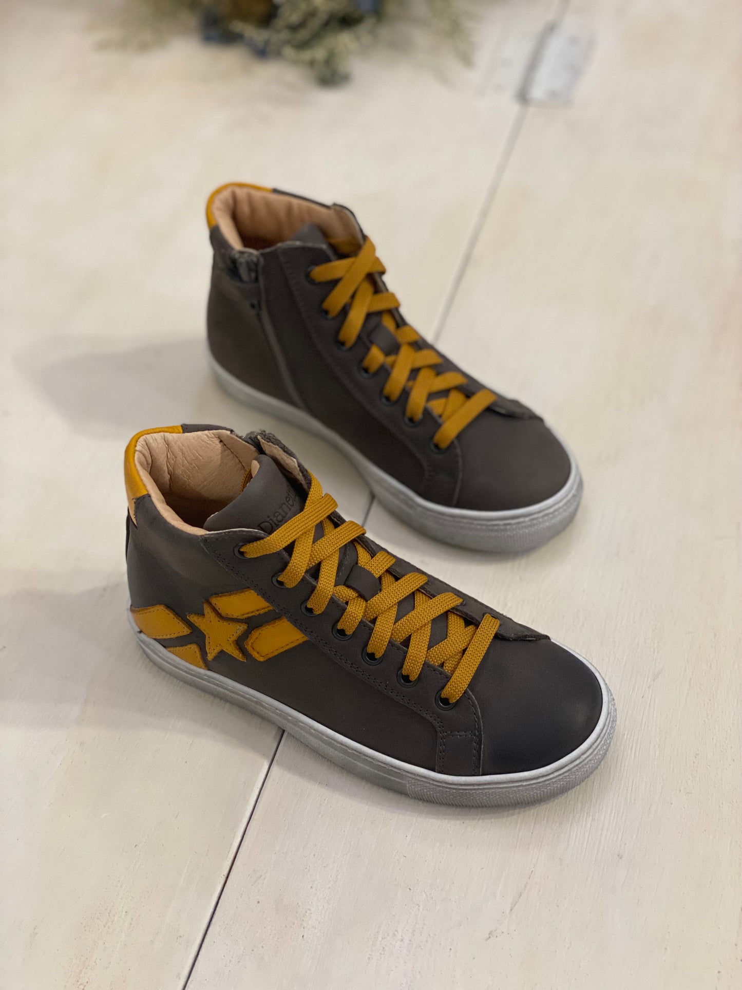 DIANETTI sneakers alta per bambino in pelle colore taupe e giallo