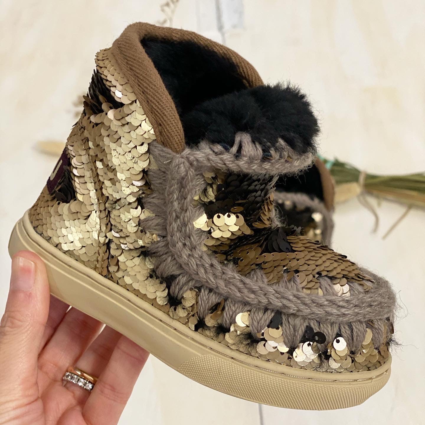 Novità di questa stagione, la bellissima eskimo sneaker big logo rappresenta il mix perfetto tra il classico e iconico eskimo e una sneaker alla moda.