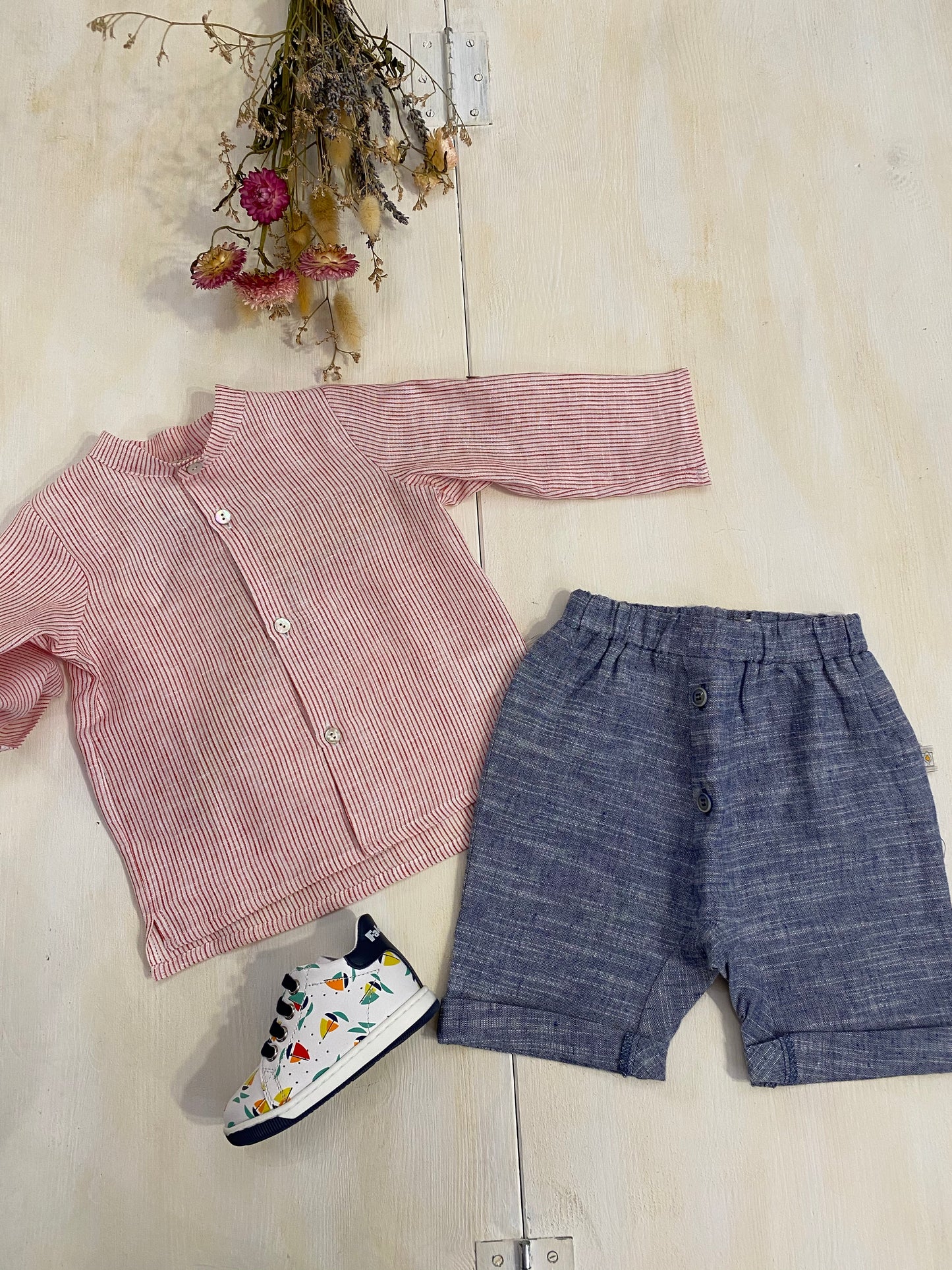 Fresca e traspirante camicia in puro lino per bimbo riga rossa, il tessuto fresco e traspirante è molto resistente ai lavaggi.