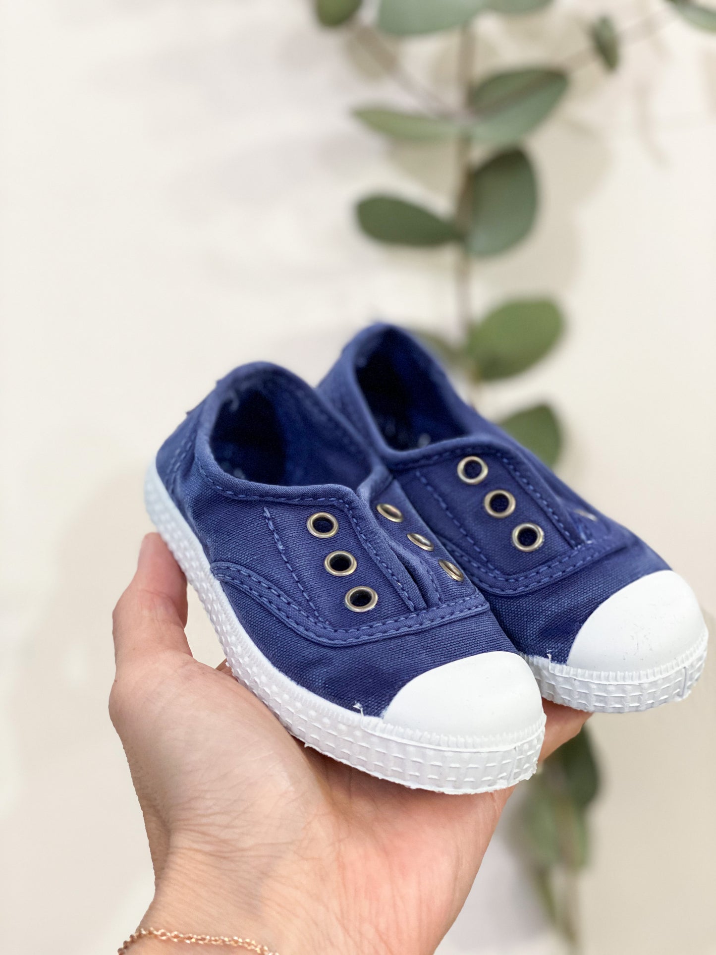 Comode e versatili sneakers bianche con iconico logo sul retro firmate Chipie.