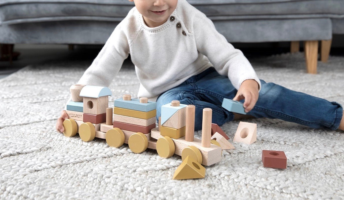 Tutti a bordo! Ecco il bellissimo treno di legno della collezione Pure & Nature di Little Dutch.