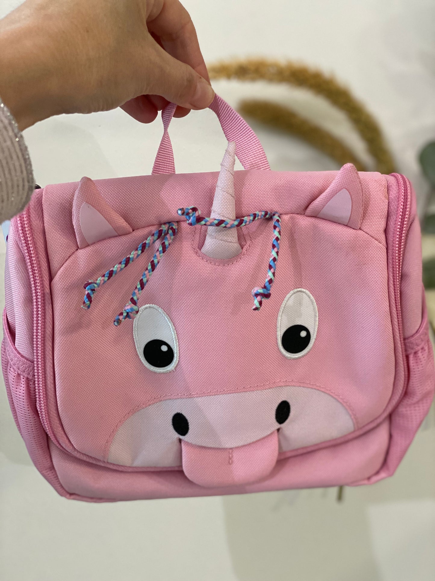 Un bellissimo accessorio che farà impazzire tutti i bambini, ideale per portare spazzolino, deodorante o salviette.