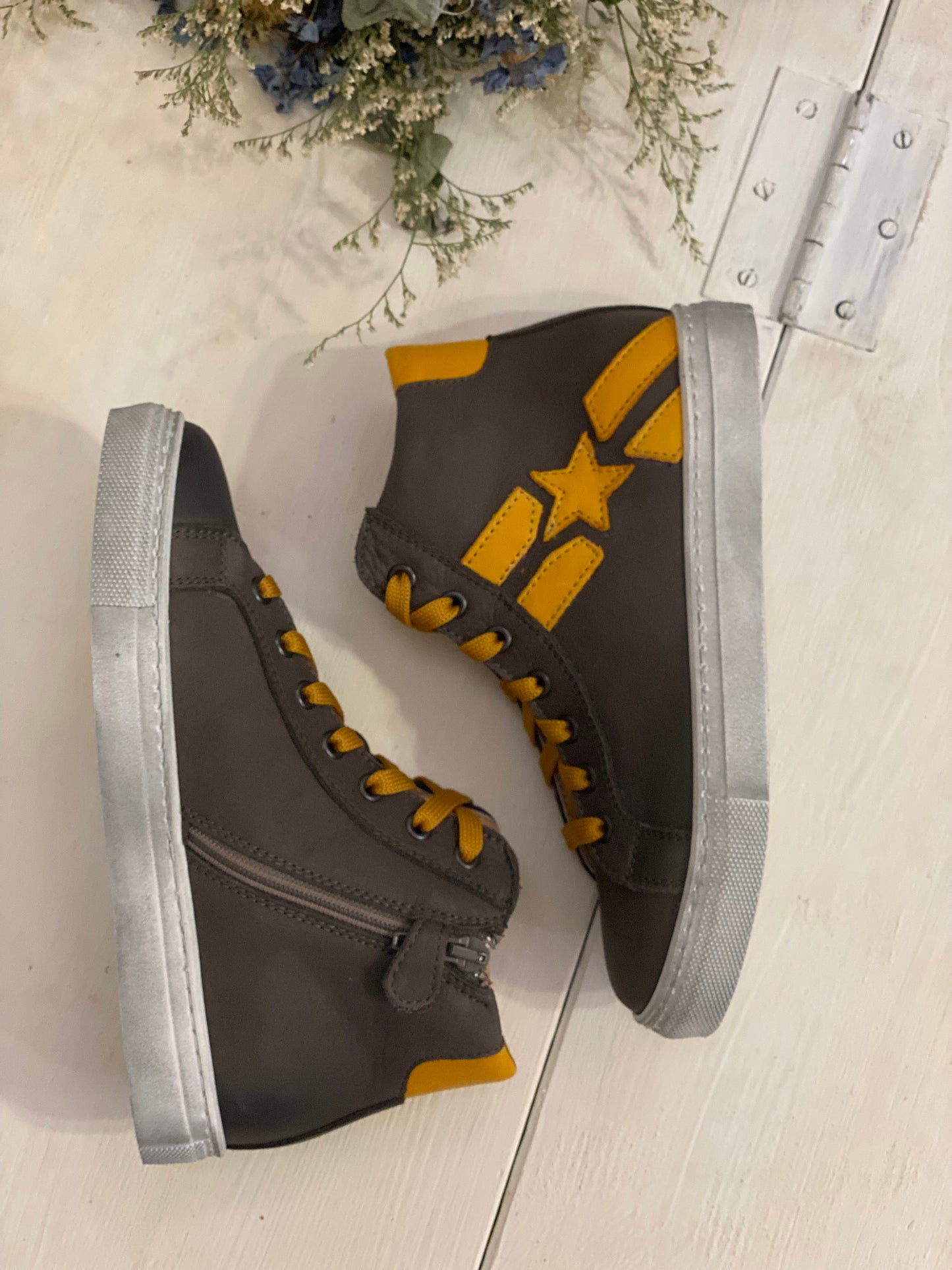DIANETTI sneakers alta per bambino in pelle colore taupe e giallo