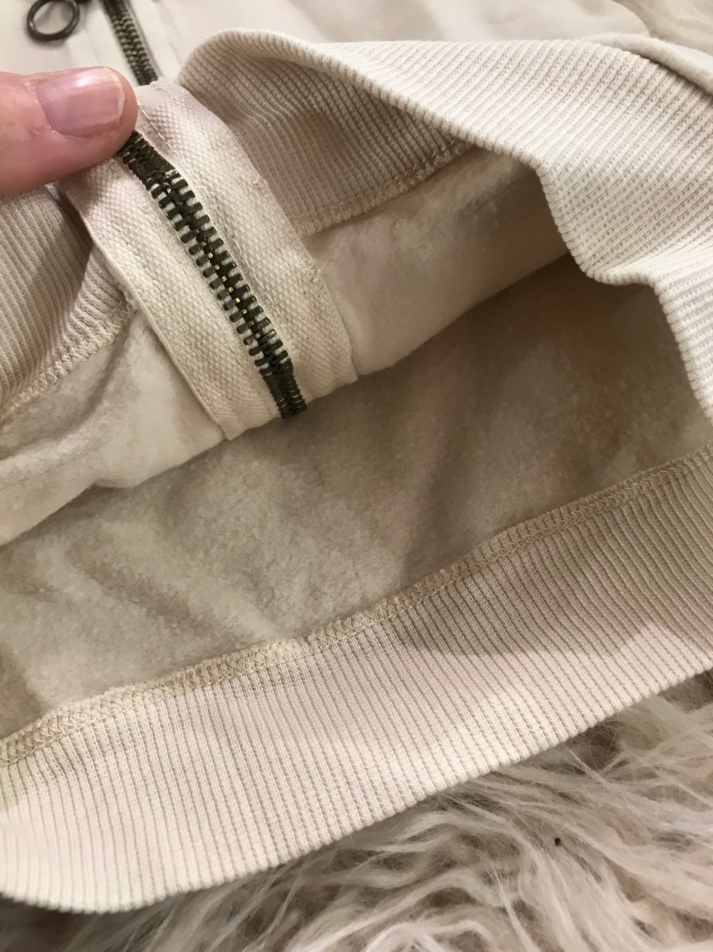 Felpa con zip color panna