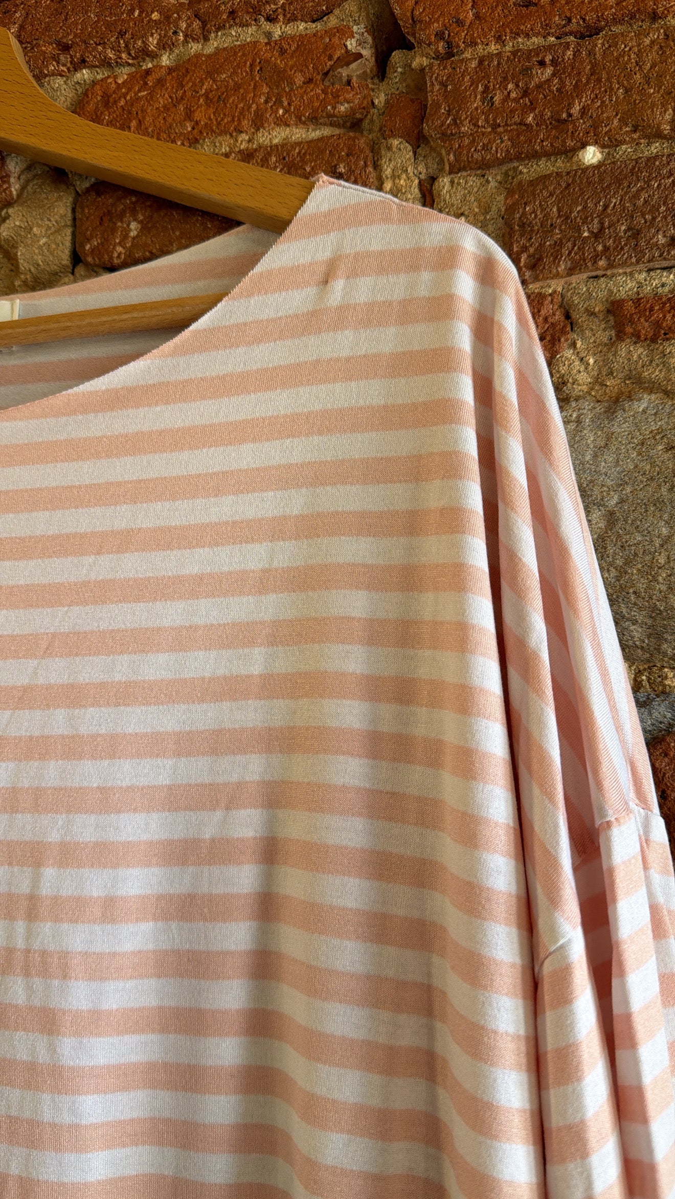 T-shirt Basic riga sottille bianco rosa