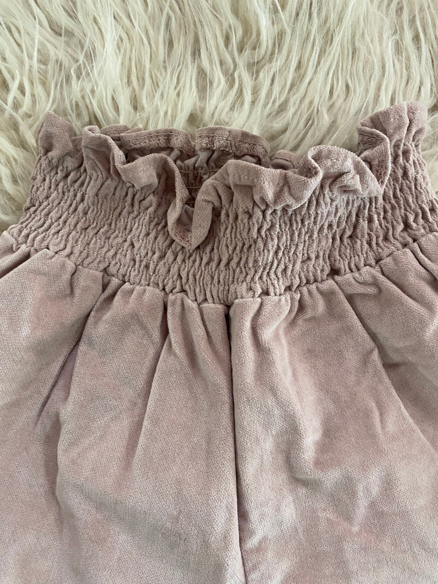 Pantalone in velluto liscio colore rosa polvere.
