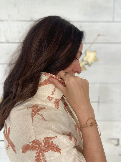 Camicia con ricamo palme