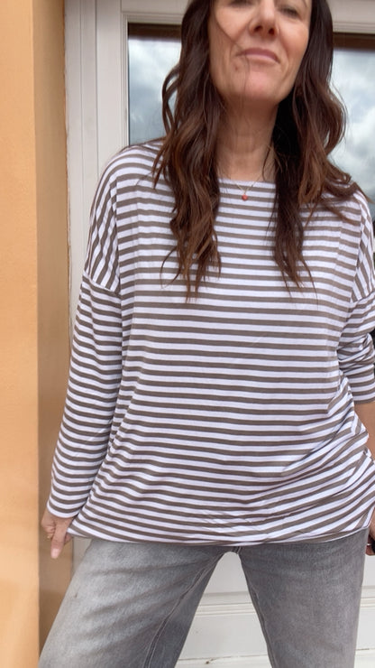 T-shirt Basic riga sottile fango