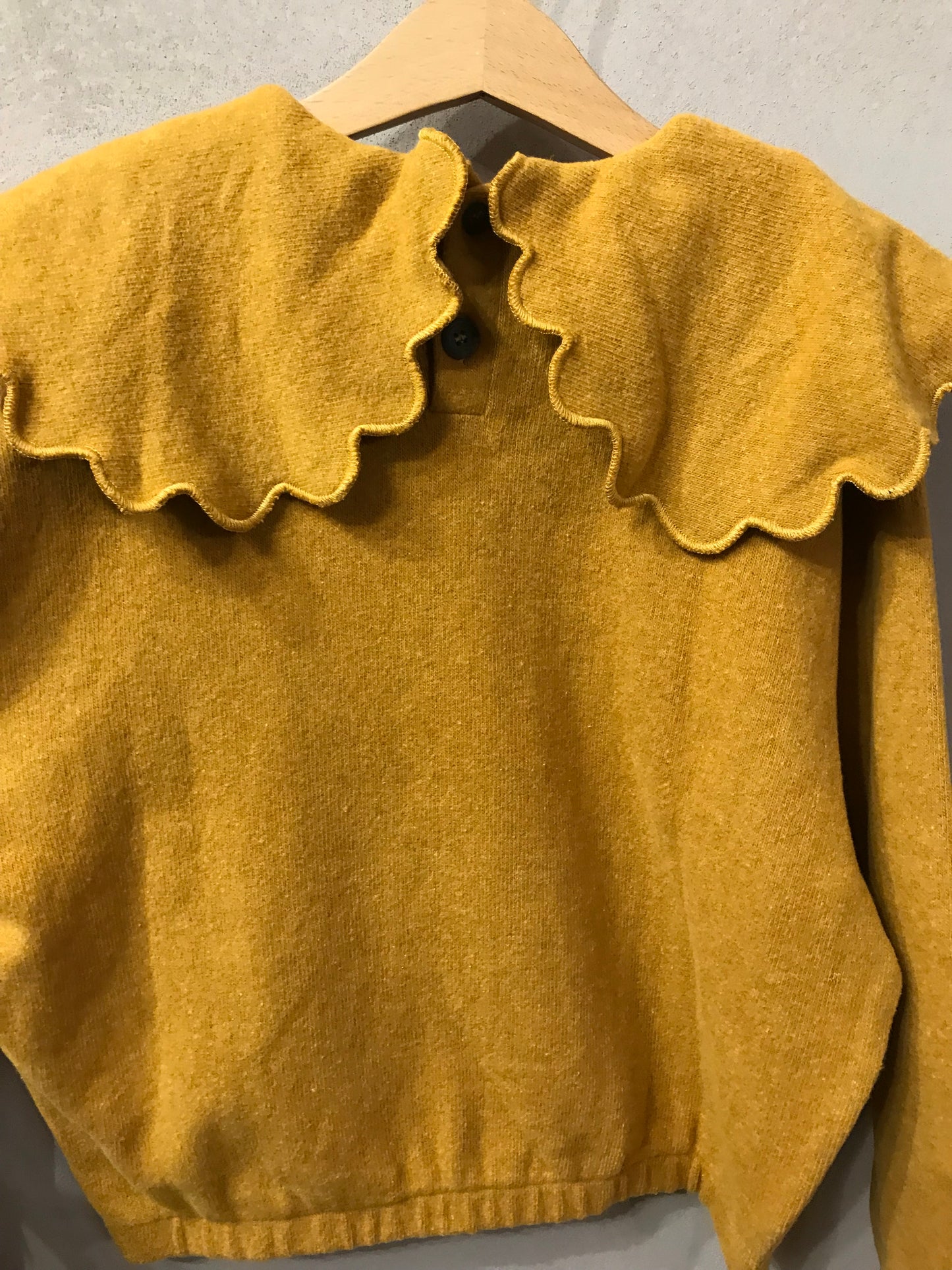 Maglioncino caldo cotone colletto petalo colore zafferano