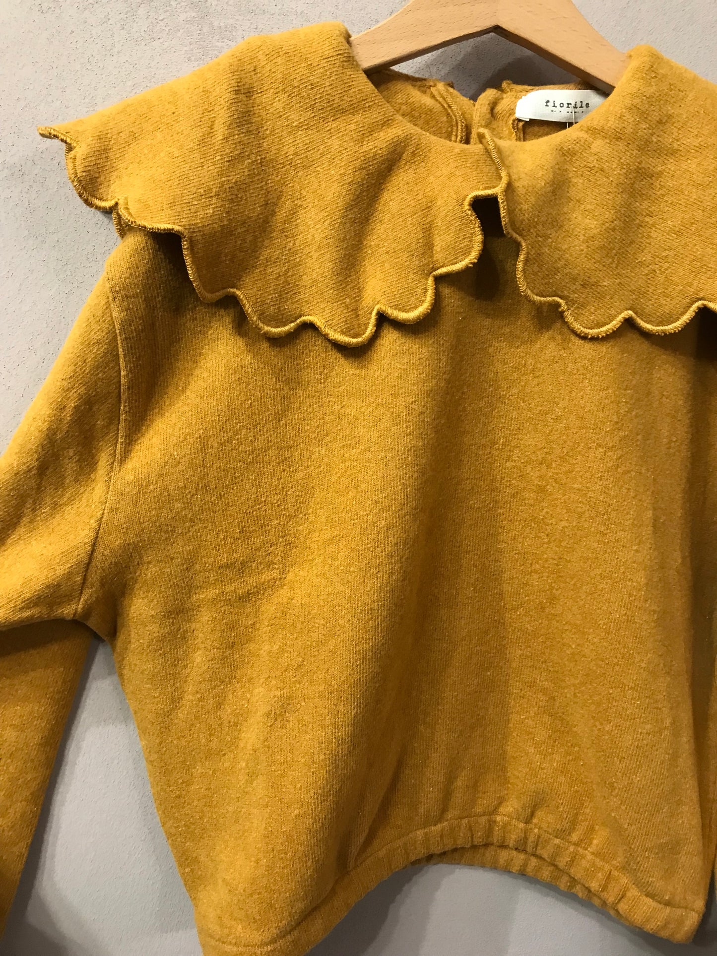 Maglioncino caldo cotone colletto petalo colore zafferano