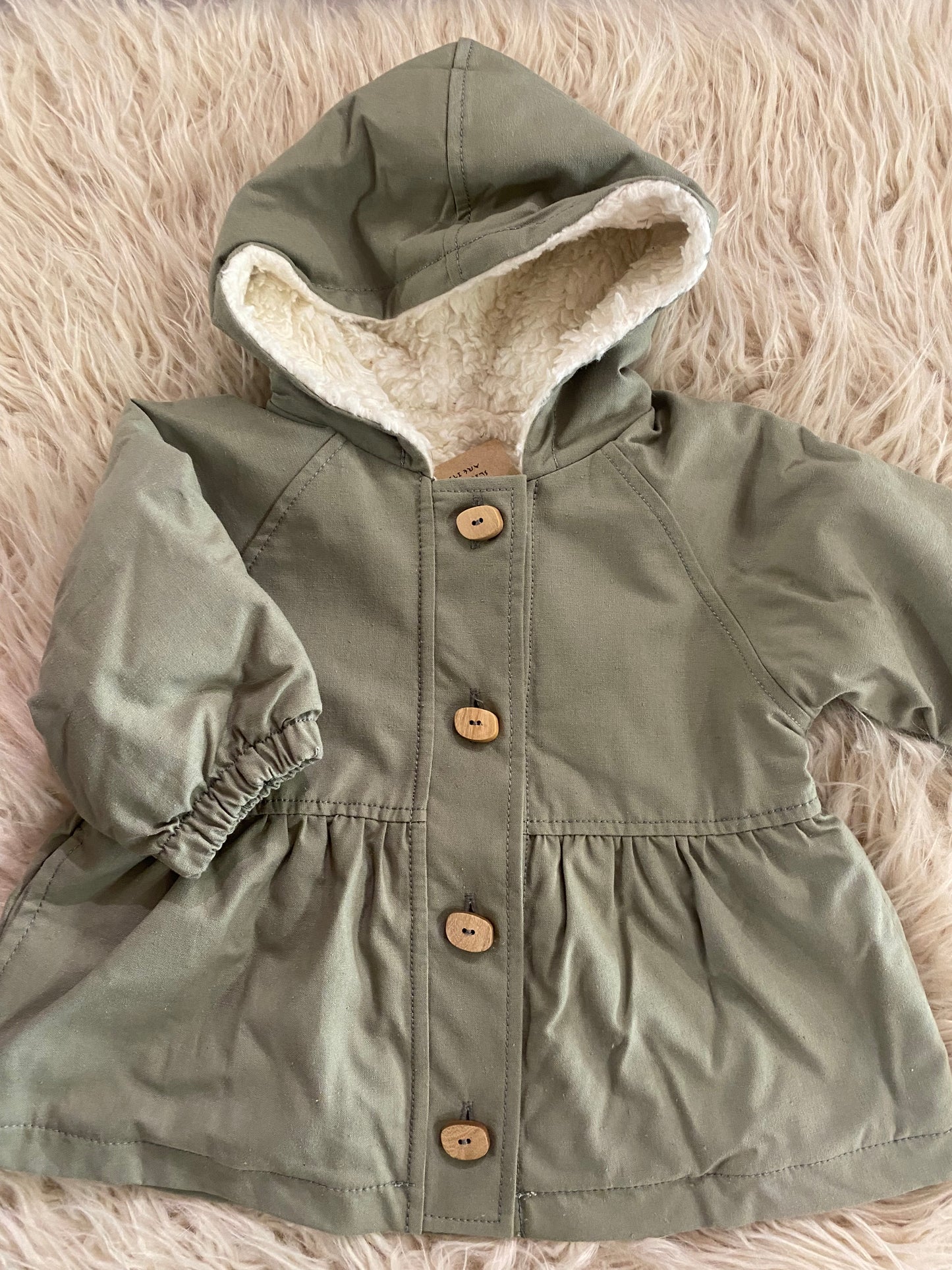 Giacca impermeabile colore verde con interno pelliccia