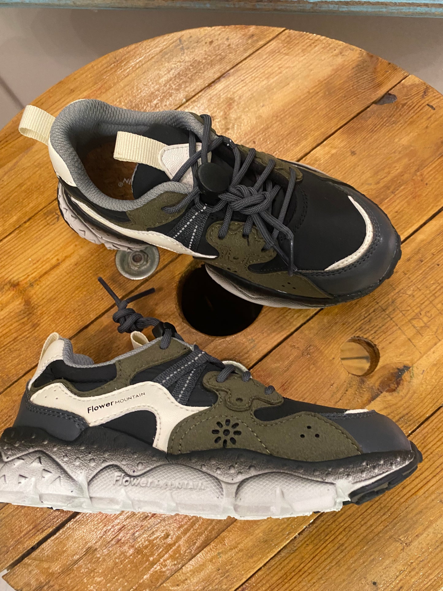 Sneakers in tessuto e ecopelle nero militare