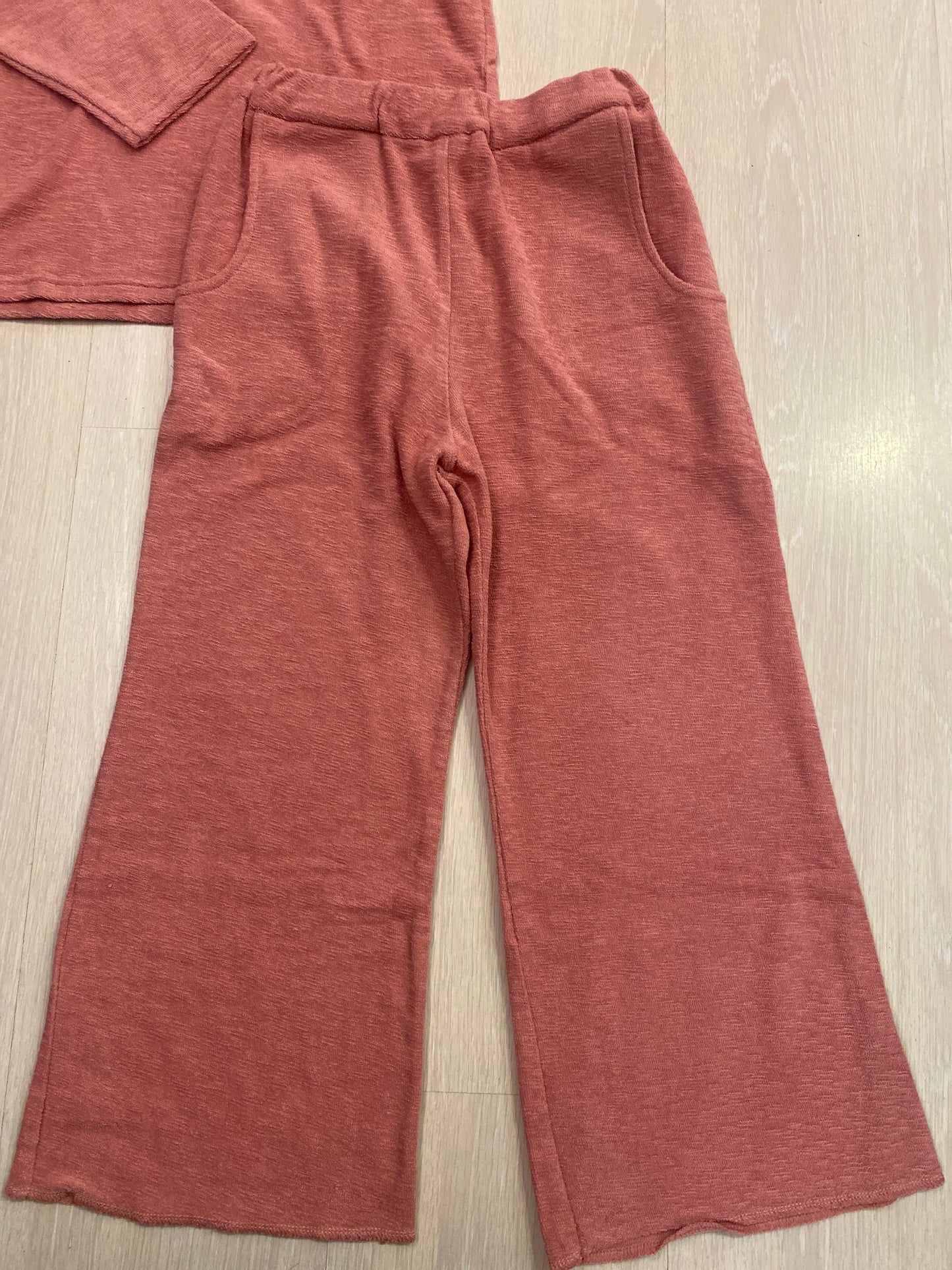 Completo in simil spugna di cotone colore fragola