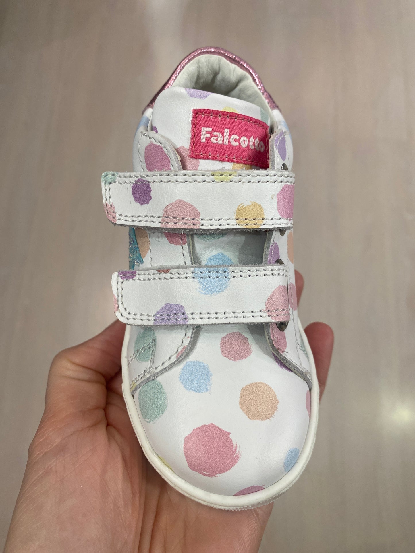 Sneakers in pelle bianca pois colorati