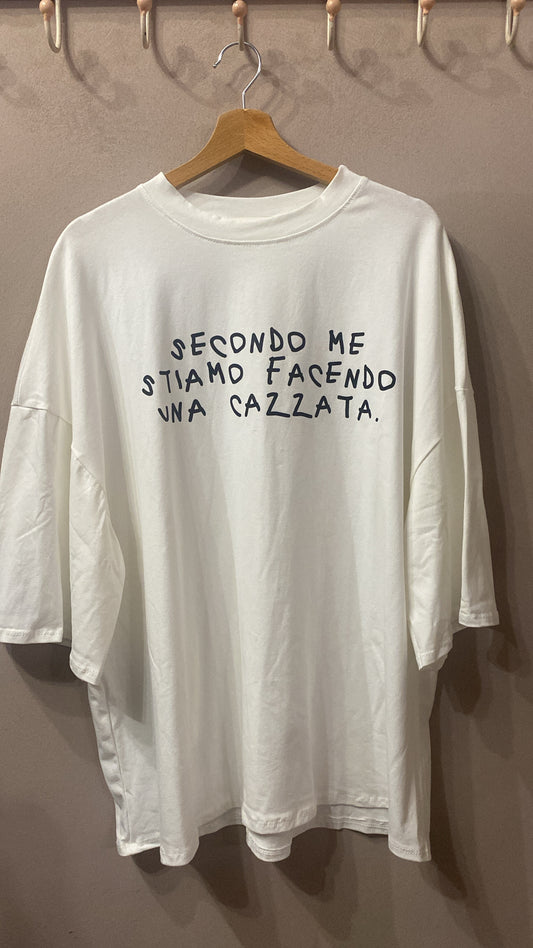 T-shirt over bianca stampa “Secondo me stiamo facendo una cazzata”
