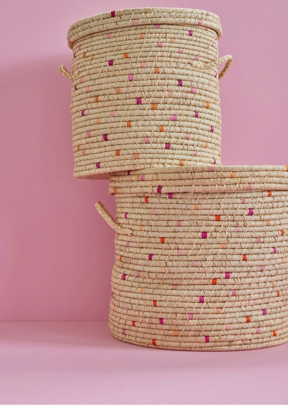 Cesta portabiancheria in rafia dettagli rosa piccola