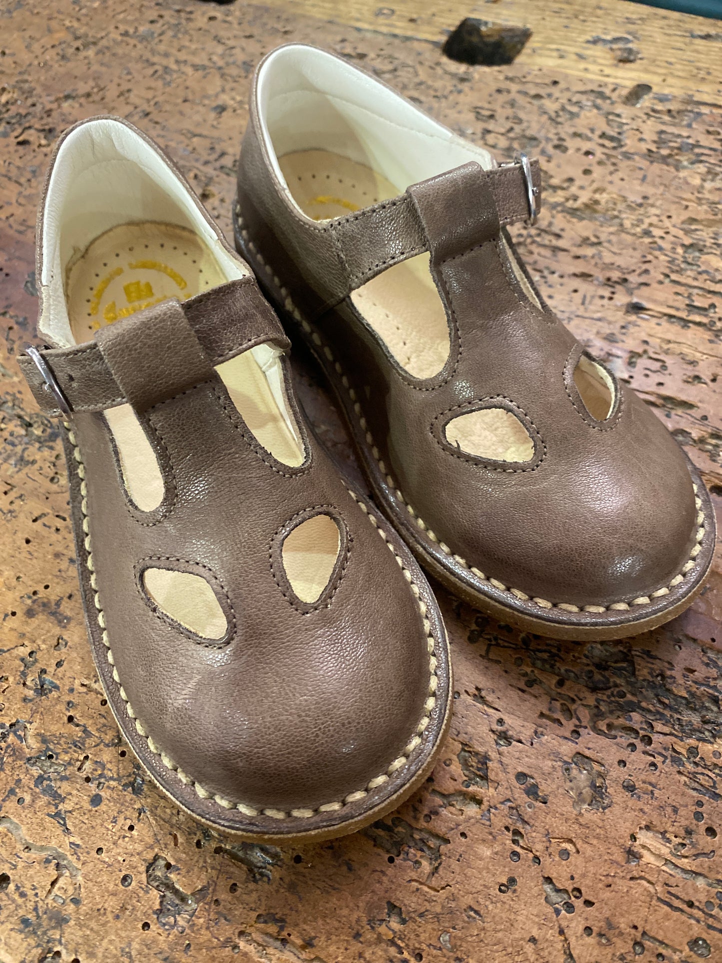 Scarpe con gli occhi colore tortora