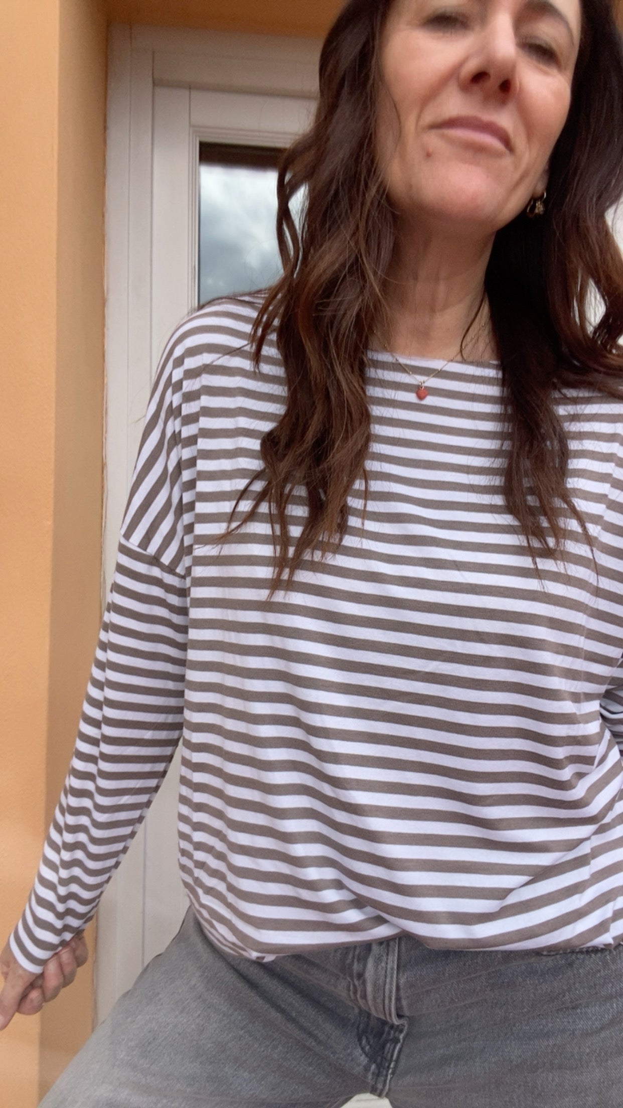T-shirt Basic riga sottile fango