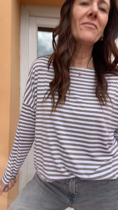 T-shirt Basic riga sottile fango
