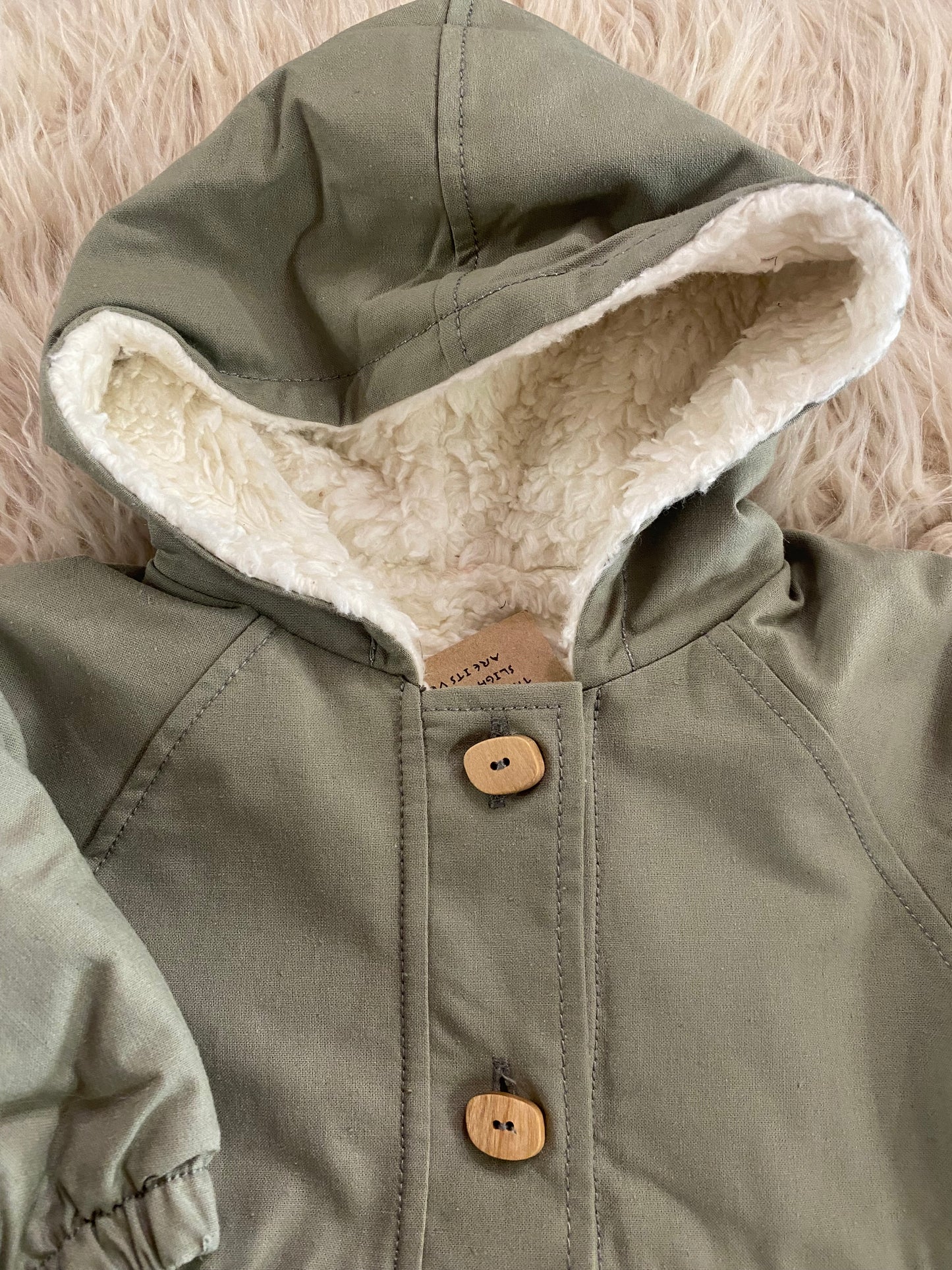 Giacca impermeabile colore verde con interno pelliccia