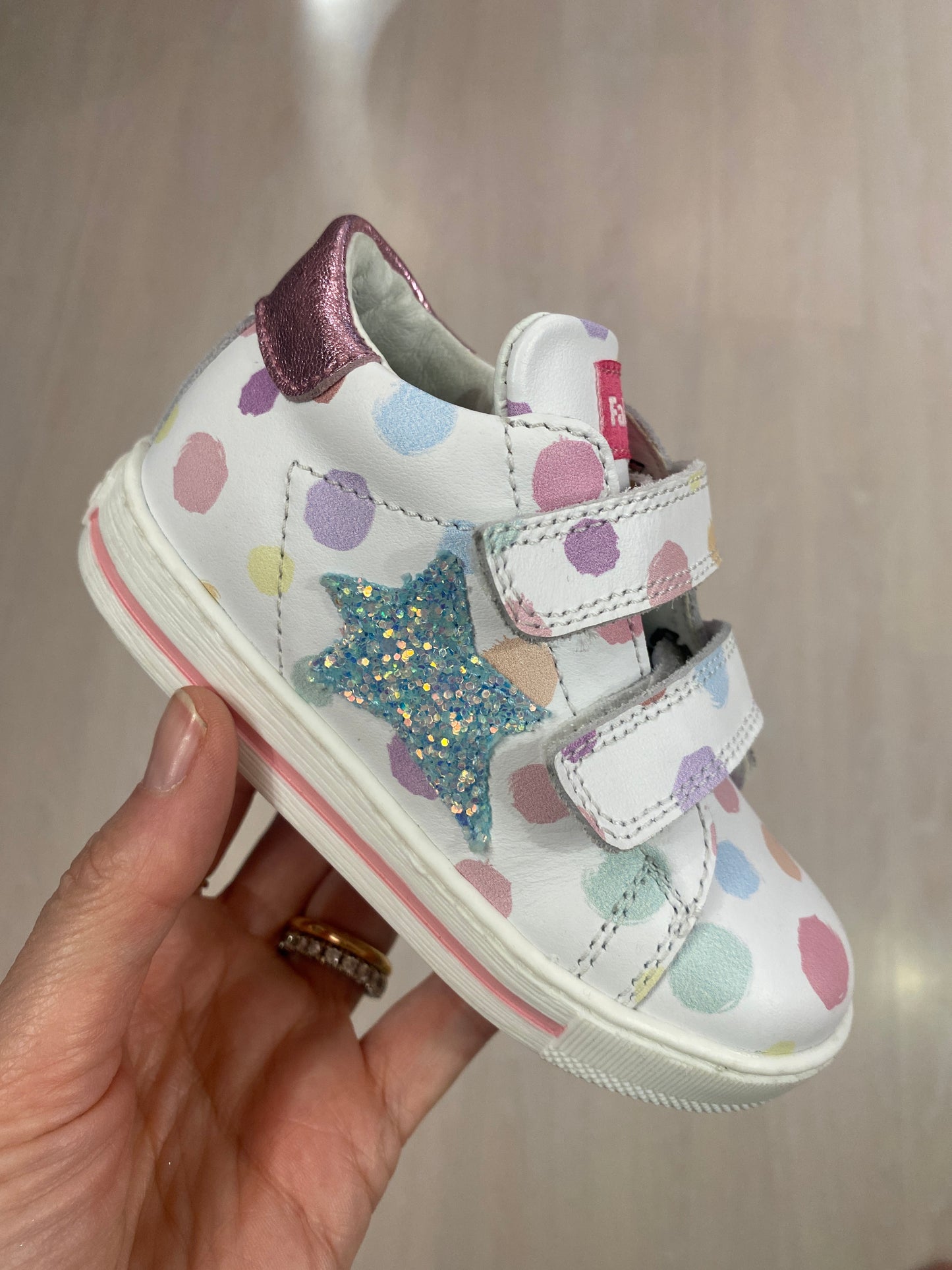 Sneakers in pelle bianca pois colorati