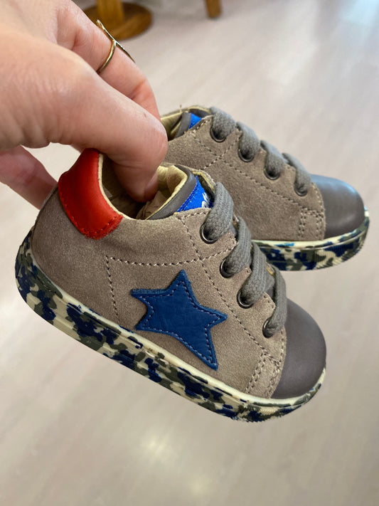 Sneakers in suede e pelle grigia stella blu