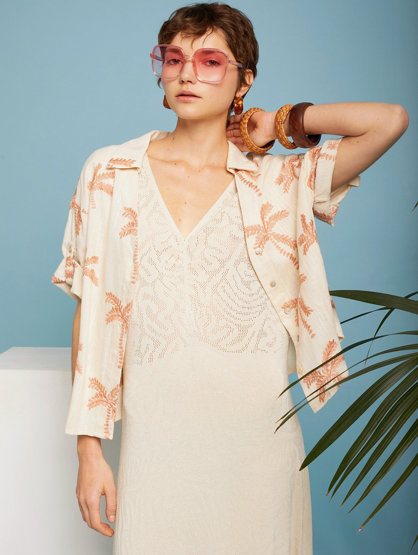 Camicia con ricamo palme